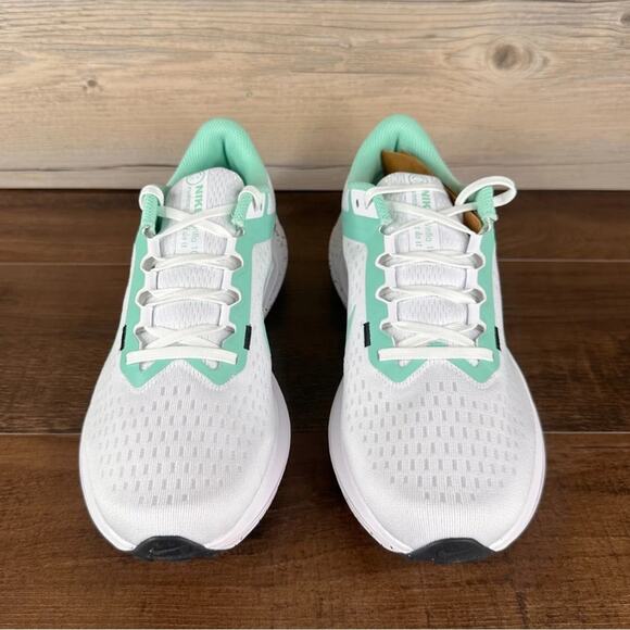 Nike Air Winflo 10 White Black Emerald Rise FN7106 100 Womens Size 7.5 - Picture 2 of 4